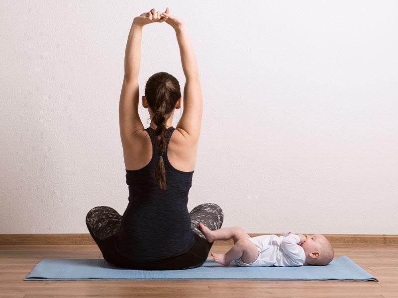 Für Mütter ist das Wiederaufbauen der Core-Muskulatur und des Beckenbodens nach der Geburt ebenfalls super wichtig. Außerdem wünschen sich viele Mamas nach der Schwangerschaft wieder mehr Bewegung und einen strafferen Body.