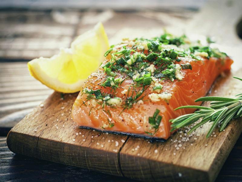 Lebensmitte für Muskelaufbau: Fette/Lachs Du brauchst Fett, um Muskulatur aufzubauen. Greife hauptsächlich zu ungesättigten Fettsäuren, wie Omega 3. Du findest sie in fettem Fisch wie Thunfisch und Lachs.