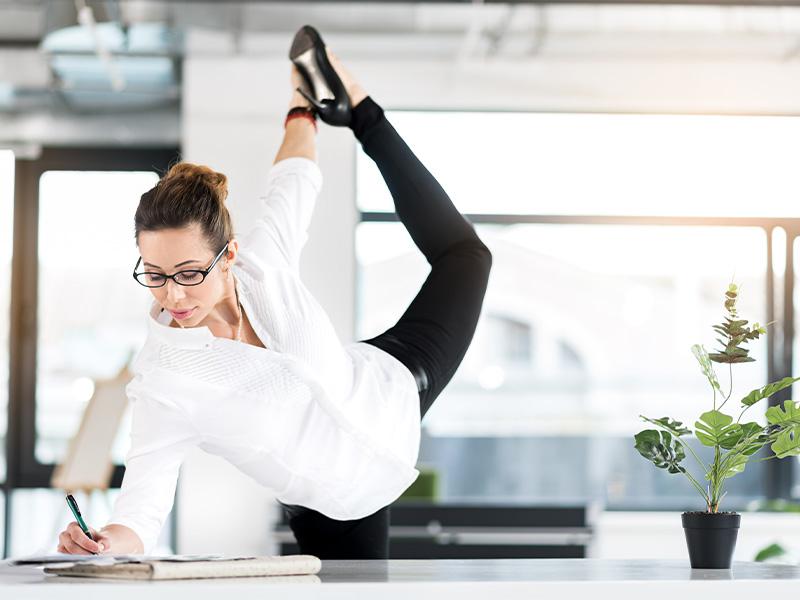 Training im Büro: Vielleicht lässt dein Arbeitgeber ja einen Steh-Schreibtisch springen.?