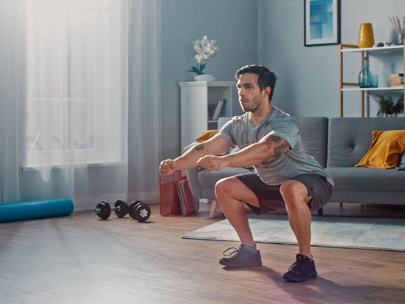 Adduktorenzerrung vorbeugen mit Squats Hier solltest du den Bereich der inneren Oberschenkel-Muskulatur trainieren.