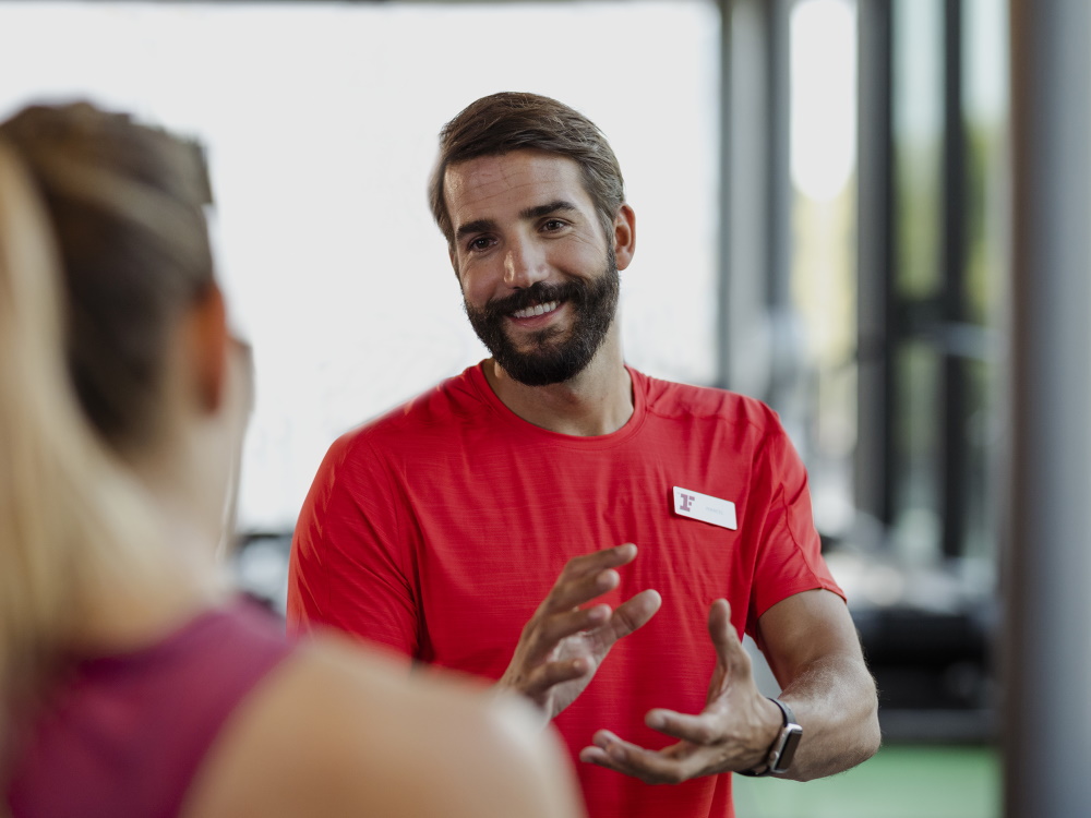 Probetraining bei Fitness First Bei einem Probetraining im Fitnessstudio zeigt dir eine Trainer:in die Geräte und führt dich durchs Studio