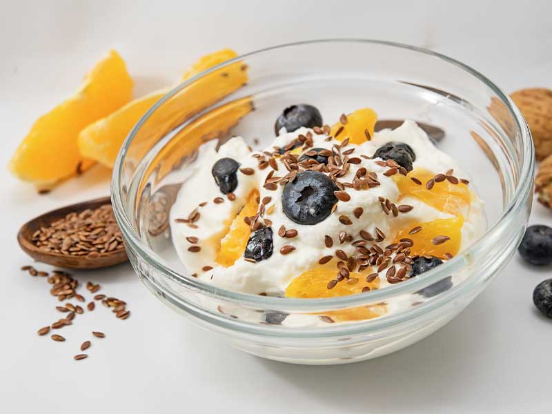 Joghurt mit Früchten ist ein gesundes Frühstück um vegetarisch abzunehmen.