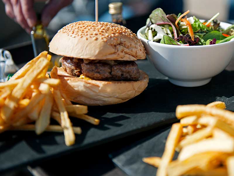 Cheat Meal mit Burgern und Pommes Ersetze den Fresstag durch ein einziges Cheat Meal. Eine kleine Sünde belastet deinen Körper weniger als mehrere große.
