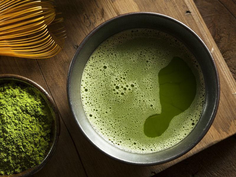 Im Matcha-Tee sind die Blätter zu Pulver verarbeitet, das du in Wasser auflöst.