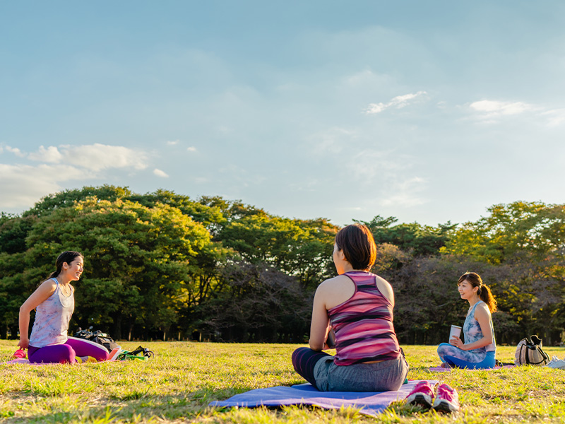 Du hast Lust auf Sport im Freien bekommen? Probiere es doch auch mal mit Yoga oder Pilates in der freien Natur!