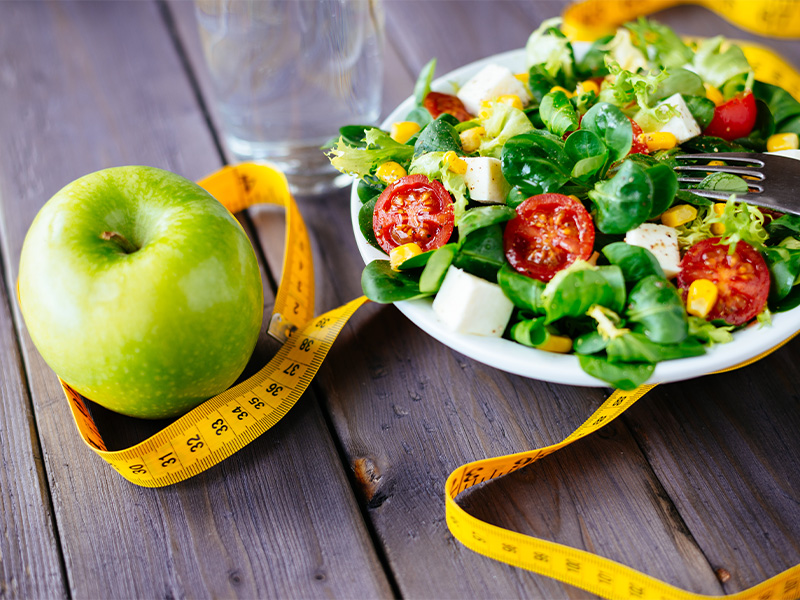 Achte darauf, dass du auch im Alter viel vitaminreiche Nahrung, wie Obst und Gemüse, zu dir nimmst.