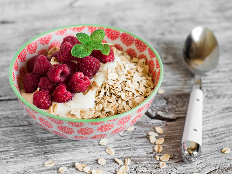 Vegan Abnehmen: Haferflocken Ausgewogenes Frühstück mit vielen Ballaststoffen aus Haferflocken und Früchten