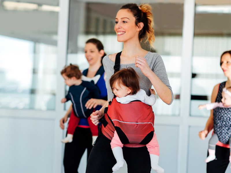 Viele Fitness First Clubs bieten spezielle Mutter-Kind-Kurse (z. B. Mom & Kids in Motion) ab 5 Monaten an.