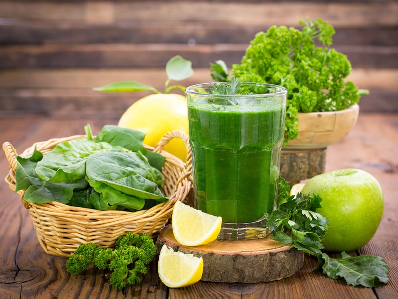 Low-Carb-Gemüse ist grün, z. B. Brokkoli, Spinat, Salat, Gurken oder Kohl