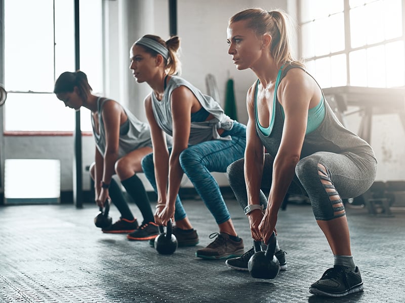 Übungen für Kraftausdauer: Kettlebell-Swings Baue dir am besten einen Mix aus Bodyweight, Geräten und Hilfsmitteln, wie z. B. Kettlebells & Co.