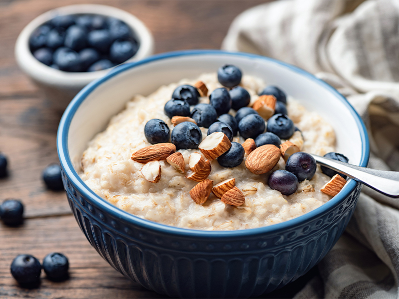 Mandeln, Samen und Milchprodukte ergänzen die Proteine aus dem Getreide perfekt. Damit nimmst du viele Ballaststoffe und gesunde Fettsäuren zu dir.
