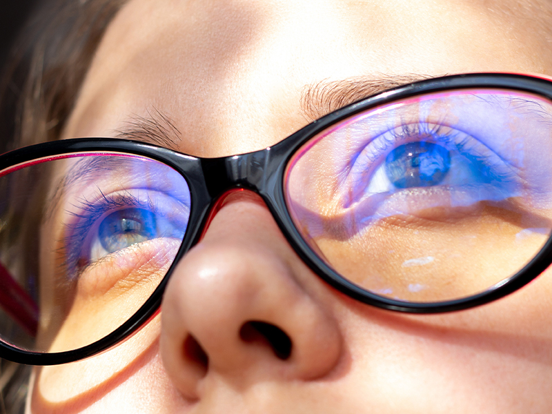 Blaulichtfilter-Brillen verhindern, dass das blaue Licht deine Augen erreicht und so das Bilden des Schlafhormons stört.