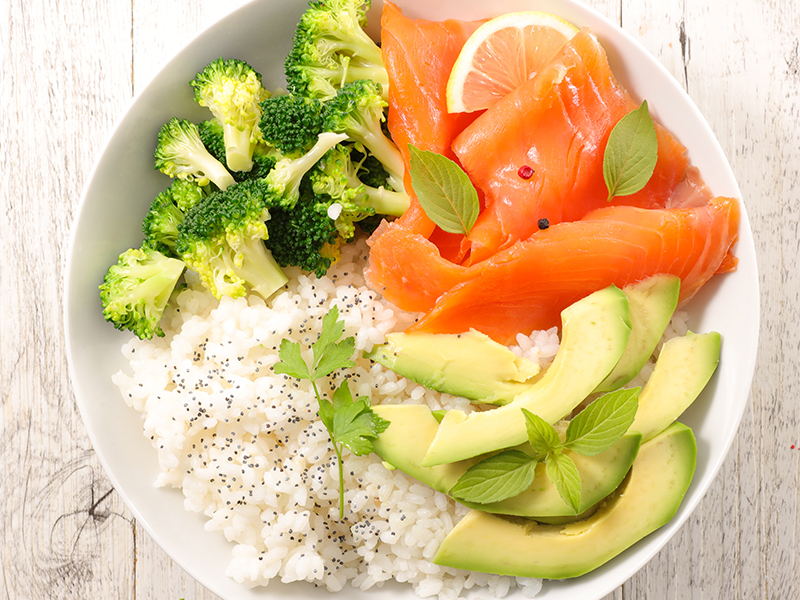 Sowohl Reis, Fisch als auch Brokkoli liefern dir nach dem Training wichtige Nährstoffe. Etwas verfeinert mit Hefeflocken und Gewürzen ist das nicht nur gesund, sondern auch lecker!