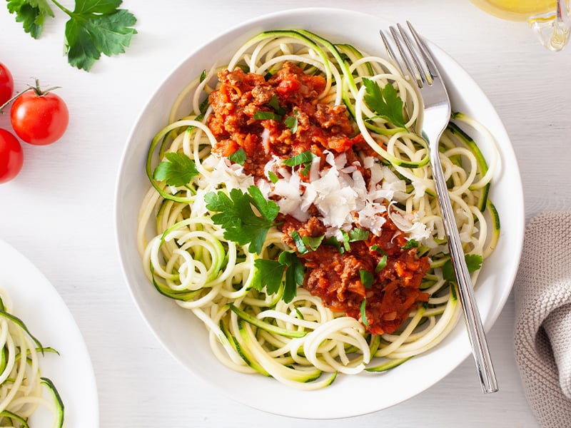 Vegane Linsen-Bolognese mit Zucchini-Nudeln Dieses Fitness-Pasta-Rezept ist perfekt für alle Bolognese-Fans aber Veggies: Proteinreiche Sauce kombiniert mit Zucchini-Nudeln.
