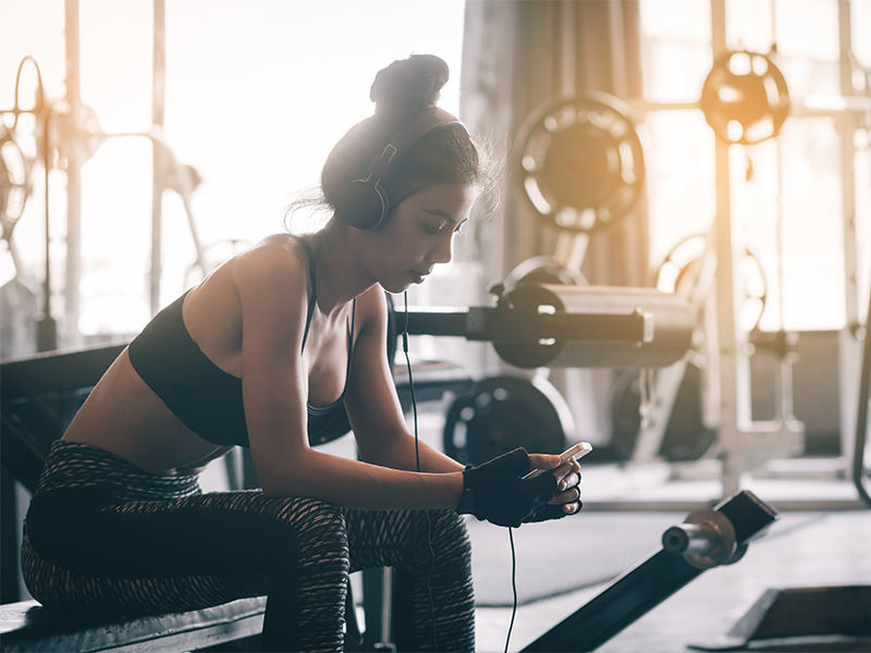 No-Flirtsignale im Fitnessstudio Trainieren mit Kopfhörern ist ein klares No-Flirt-Signal, dass jemand nicht angesprochen werden will!