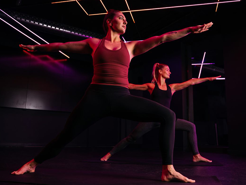 Hatha-Yoga & Co. im direkten Vergleich: Was verbraucht mehr Kalorien, welcher Yoga-Kurs ist für Anfänger:innen gut geeignet?