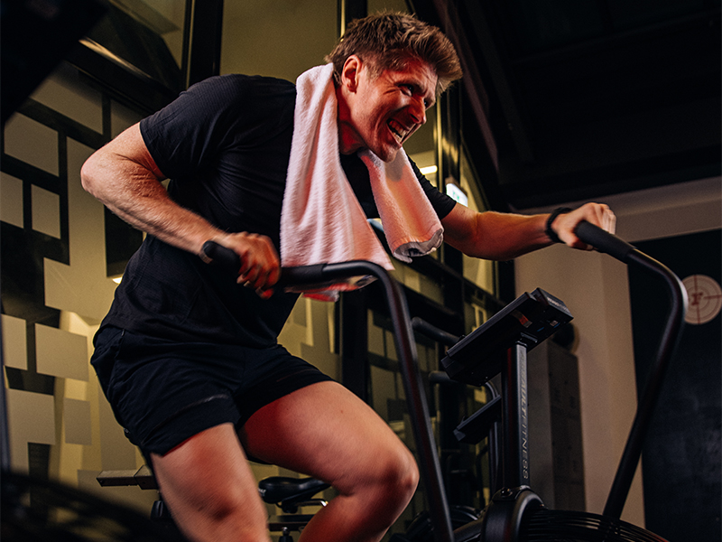 Aufwärmen vor dem Sport: Cardio-Training Im Fitnessstudio hast du meist eine große Auswahl an verschiedenen Cardio- oder Ruder-Geräten. Je nach geplantem Workout tut es auch das Laufband –