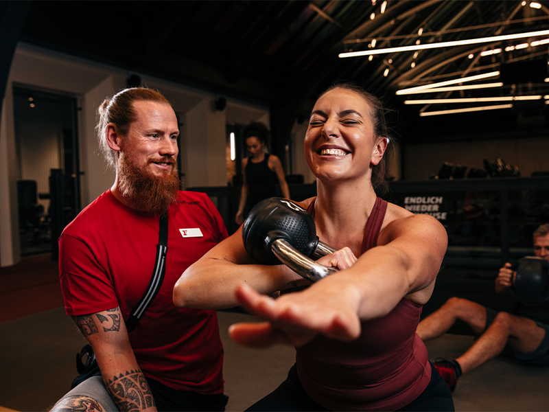 Personal Training bei Fitness First Ein:e Personal Trainer:in motiviert dich und leitet dich an! Bei Bedarf erstellt er/sie dir auch einen passenden Trainings- und Ernährungsplan.