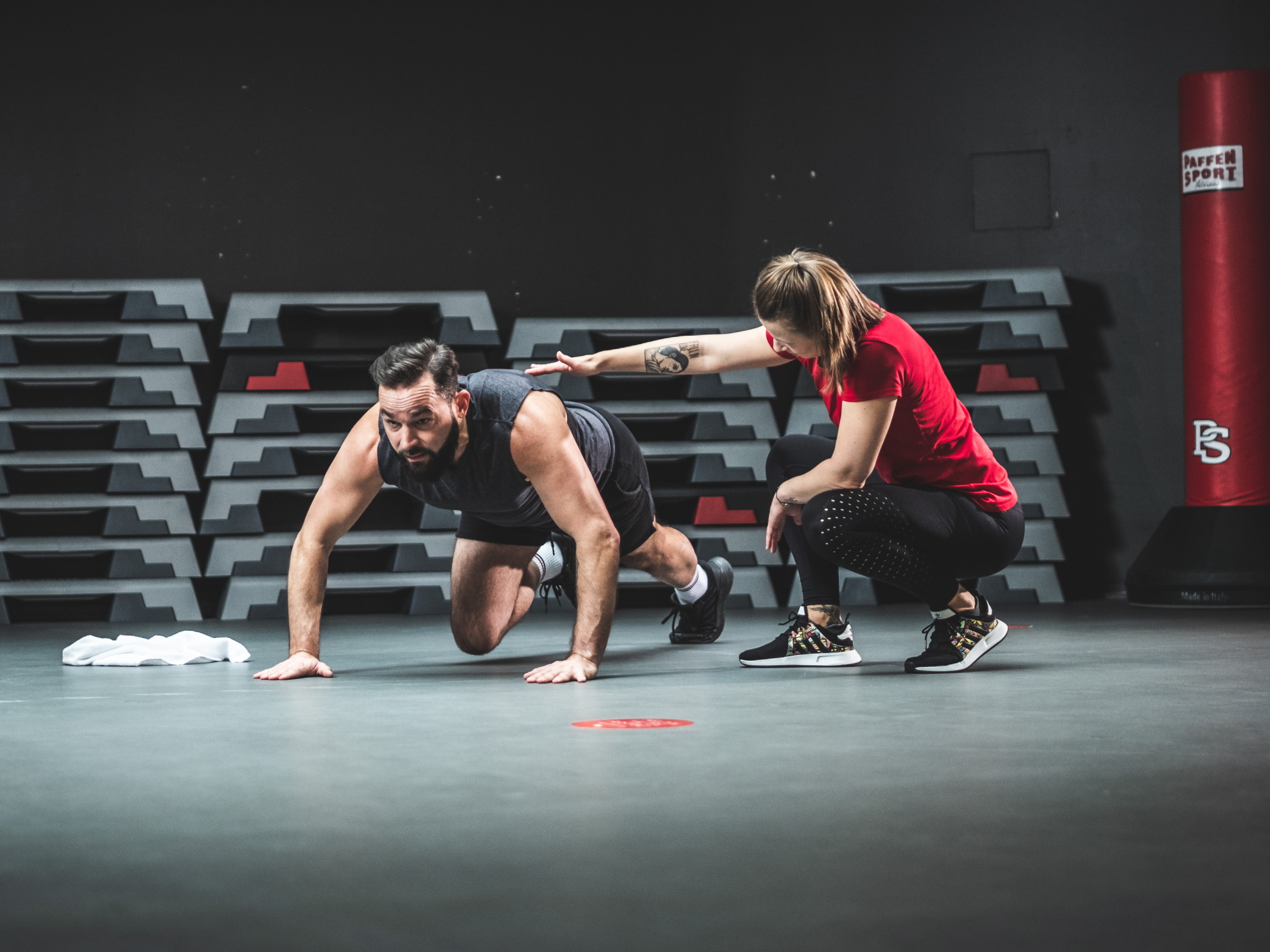 Muskelaufbau auf der Freestyle-Fläche Muskeln aufbauen geht auch ohne Geräte – und zwar mit deinem eigenen Körpergewicht. Das sogenannte Bodyweight-Training (auch: Calisthenics) kannst du fast überall und ohne Hilfsmittel machen.