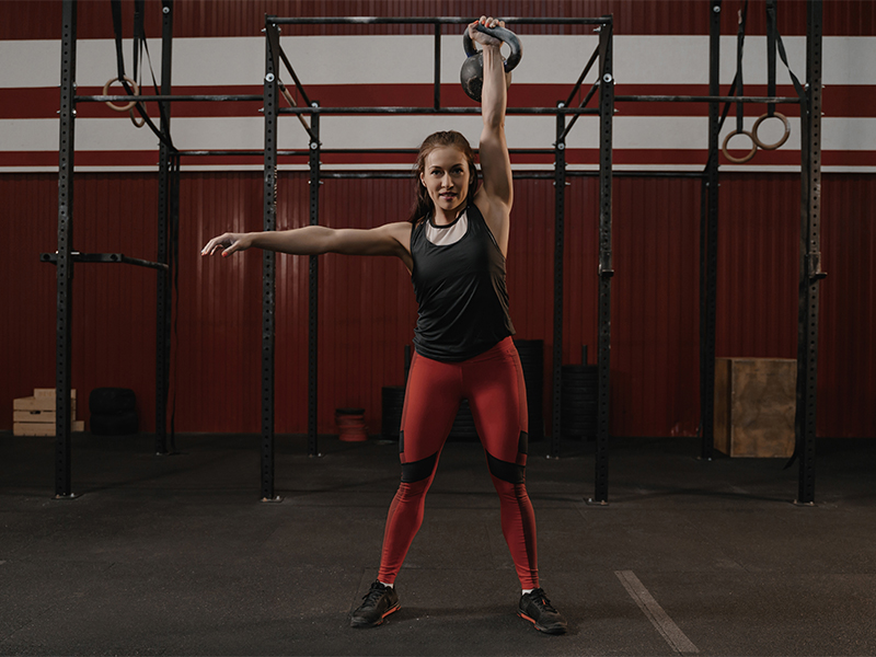 Handstand-Vorübung: Kettlebell-Training Überkopfdrücken mit Kurzhanteln oder Kettlebell für die Schultern sind eine super Vorübung für den Handstand.