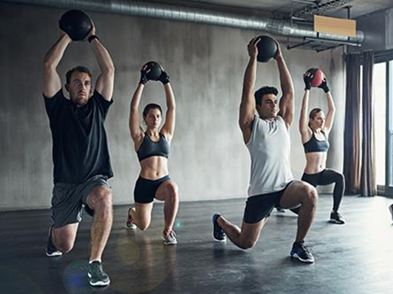 Zerrung am Oberschenkel vorbeugen: Lunges Liegt deine Schwachstelle eher am vorderen Oberschenkel, machst du am besten folgende Übungen: Lunges mit Kettlebell