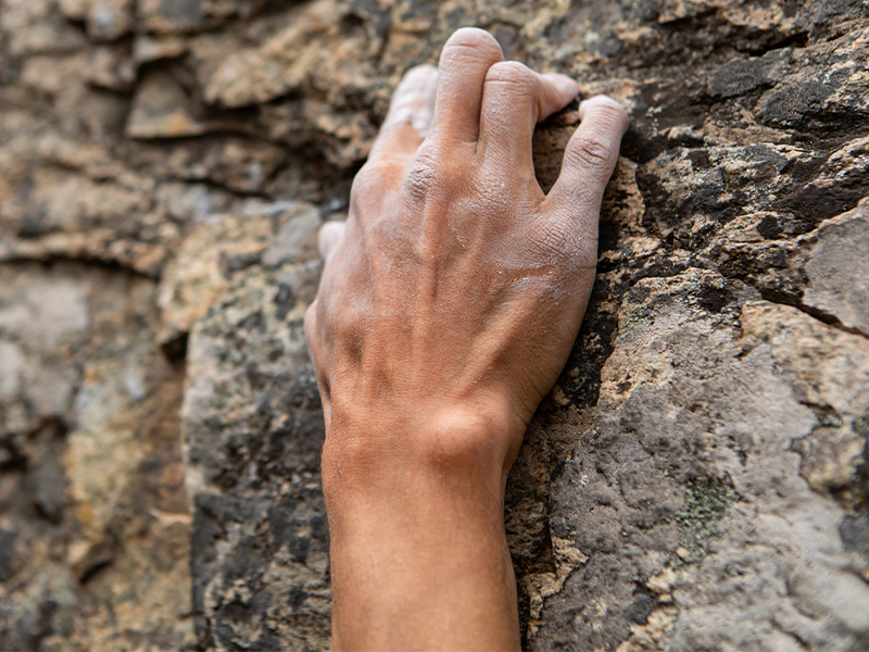 Muskeln aufbauen in den Fingern sowie Unterarmtraining sind fürs Klettern nicht zu vernachlässigen. Sie erhöhen deine komplette Griffkraft.
