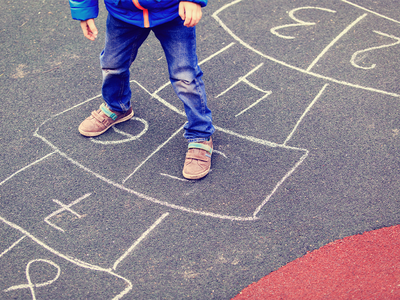 Familien-Sport im Alltag mit Kinder: Mitspielen Im Haus, im Garten, auf dem (Indoor-)Spielplatz oder im Park: Kinder haben einen unfassbaren Bewegungsdrang. Das nutzen Mama und Papa für sich aus, indem sie einfach mitspielen!