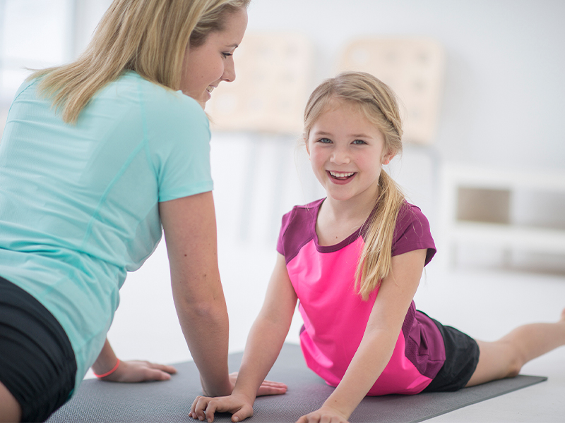 Kinder haben an fast jeder Bewegung Spaß. Sie machen gerne mit, wenn du ein paar Übungen vorschlägst. Yoga ist übrigens super für Kinder geeignet!