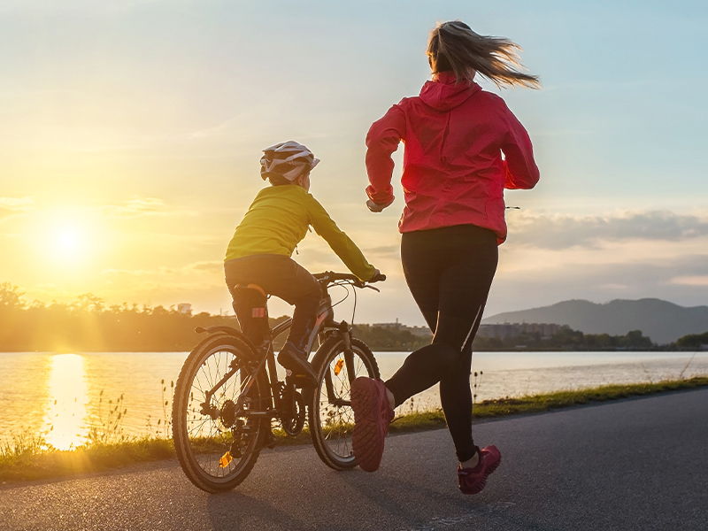 Ältere Kinder können dich beim Joggen auf ihrem (Lauf-)Rad oder Tretroller begleiten. Mute ihnen aber anfangs nicht zu lange Strecken zu!