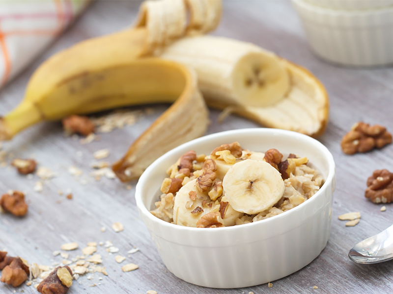 Richtig Essen für Sport bei Sommerhitze: Bananen Startest du dein Training morgens, tut es auch ein kleiner zuckerfreier Energie-Riegel oder eine Banane. Sie versorgt dich bei Hitze mit Magnesium und Kalium.