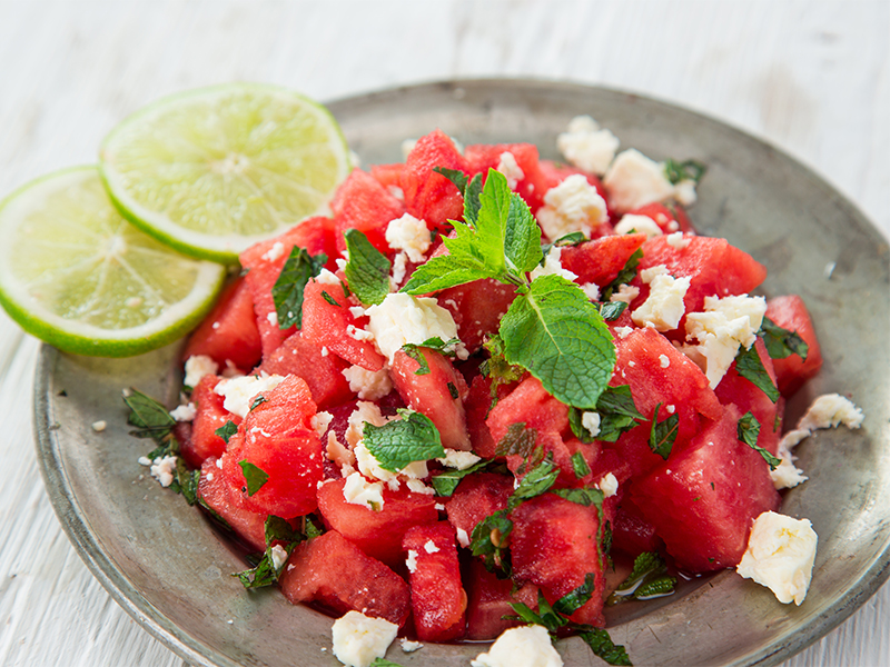 In der prallen Mittagssonne eignen sich Salate für heiße Tage besonders gut. Dieser Wassermelonen-Salat ist übrigens auch zum Abnehmen ideal.