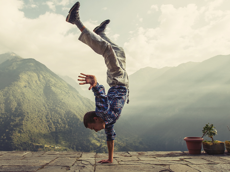 Einarmiger Handstand Du beherrschst das Handstand-Training mittlerweile im Schlaf? Um dich zu steigern, kannst du die Calisthenics-Übung auf einer Hand probieren.