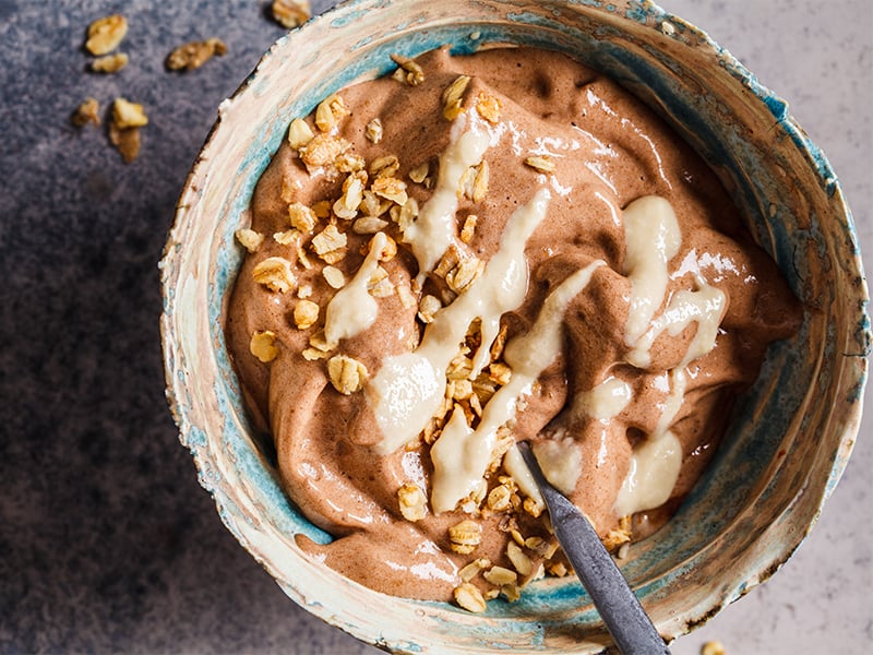 Nicecream Schoko Schokolade und Banane geht immer! Den Schoko-Geschmack bekommst du ganz leicht mit Kakaopulver in deine Nicecream.