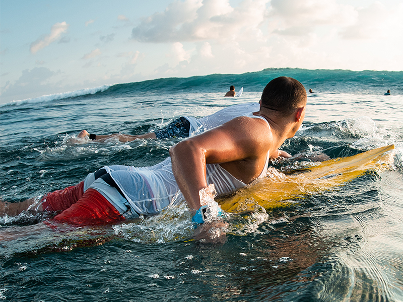 Was müssen Surfer:innen trainieren an Wasser & Land + Surf-Workout-Plan + FAQ + Surf-Vorbereitung bei Fitness First.