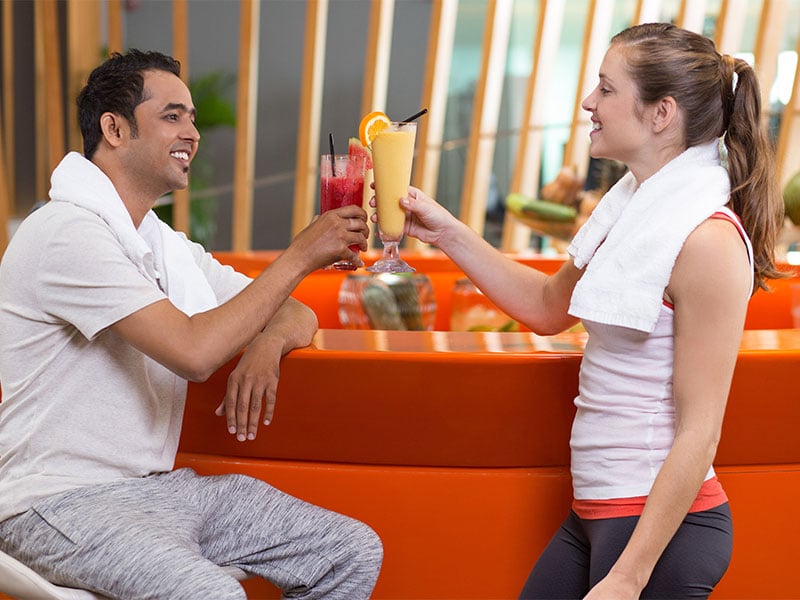 Flirten in Fitness-Lounge/Bar Besser als zwischen Hanteln und Rudermaschine flirtet es sich in der Lounge oder an der Bar deines Gyms.