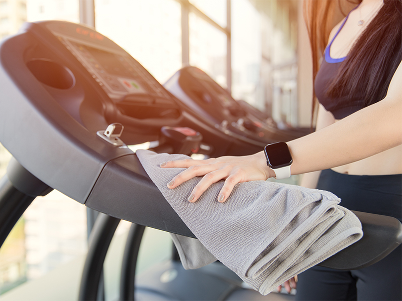 So sorgst du für Hygiene beim Sport: Handtuch Benutze beim Workout an den Geräten (oder in der Sauna) ein großes Handtuch zum Unterlegen