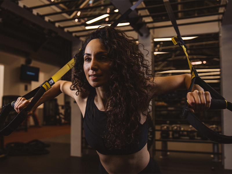 TRX-Trainingsgeräte bei Fitness First TRX-Bänder haben Griffe und du kannst sie gut halten oder irgendwo einhaken.