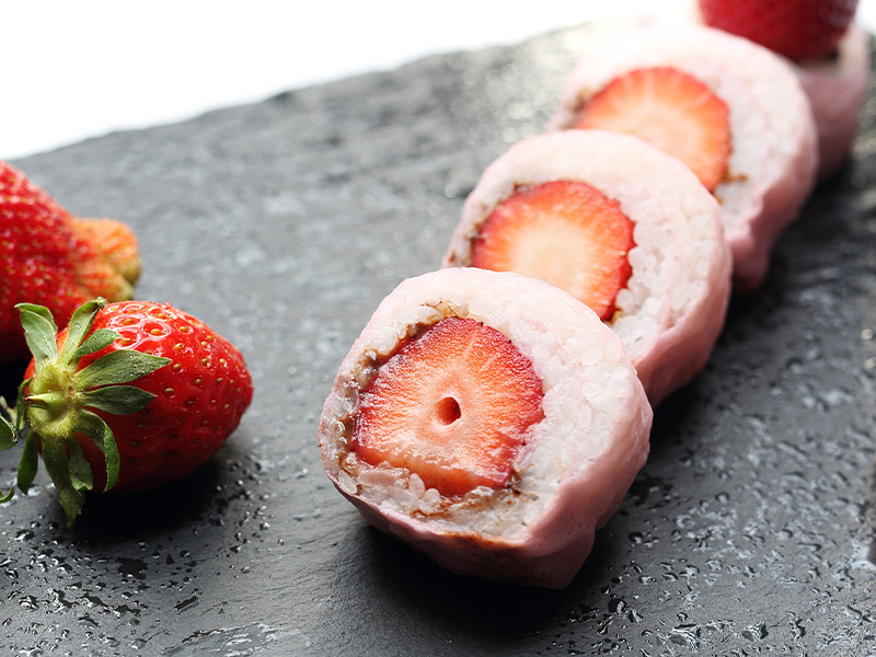 Erdbeeren schmecken süß, sind leicht und nährstoffreich. Die Powerfrucht hat wenig Kalorien und ist damit super als Frushi-Rezept zum Abnehmen geeignet!