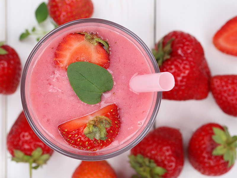 Gib‘ alle Zutaten in einen Mixer, bis eine cremig-flüssige Konsistenz entsteht. Verwende statt Erdbeeren als Topping ebenfalls Sumach, wenn du möchtest.