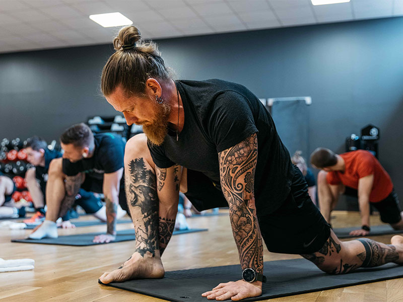 Yoga-Kurse bei Fitness First gegen verklebte Faszien Beim Yoga bekommst du viele hilfreiche Dehnübungen für deine Faszien.