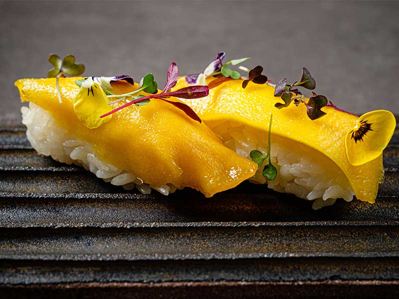 Mangos sind tropische Vitamin-Bomben. Im Milchreis-Sushi schmeckt das Super-Food besonders gut!
