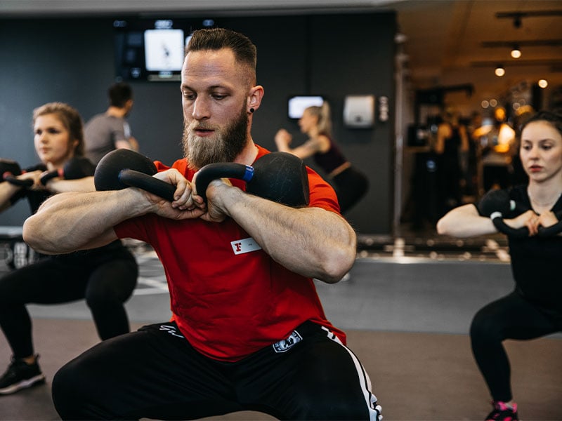Krafttraining fürs Klettern & Bouldern: Kniebeugen (Squats) Kniebeugen sind eine ideale Übung fürs Klettern für Waden, Oberschenkel und Core.