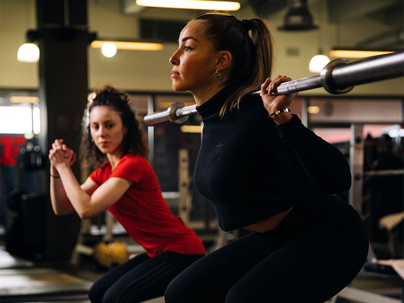 Vegetarisch Abnehmen mit Krafttraining Vegetarisch Abnehmen: Intensive Trainingseinheiten mindern dein Hungergefühl.