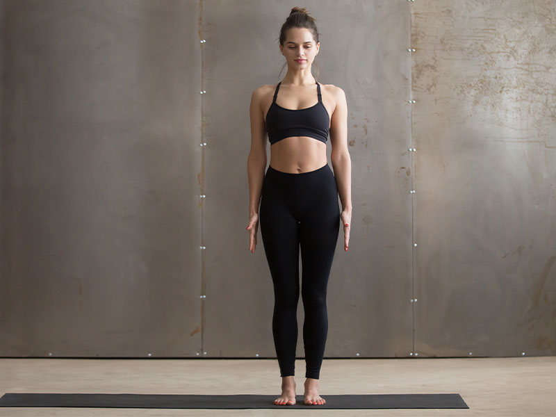 Die Yoga-Pos "der Berg" bringt dich in Einklang mit deinem Körper. Gleichzeitig stärkst du damit deine Rumpf-Muskulatur.