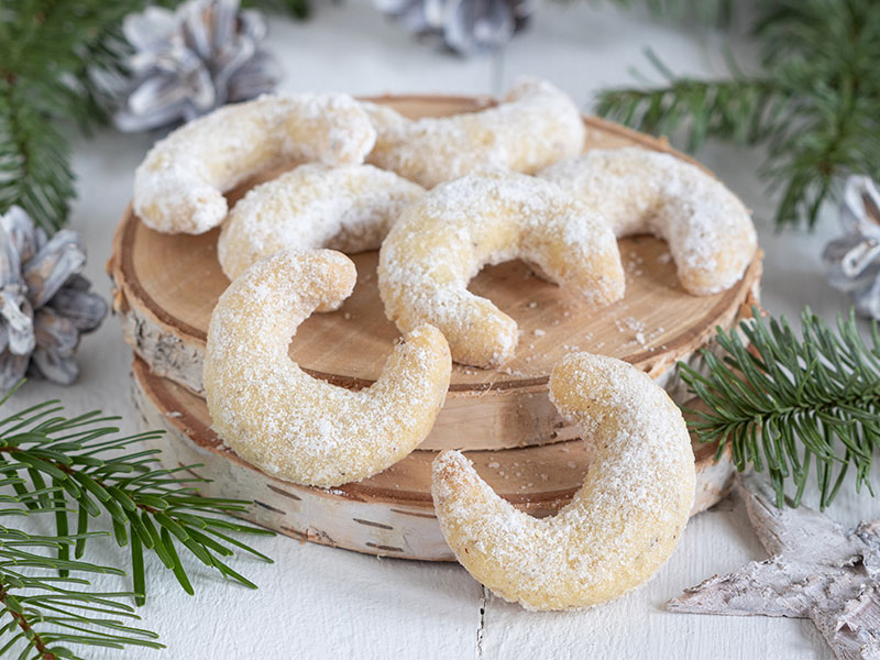 Zuckerarme & vegane Vanillekipferl Traditionelle Vanillekipferl bestehen oft aus viel Butter und Zucker. Probier‘ mal diese Low-Carb-Variante mit Datteln und Kokosblütenzucker!