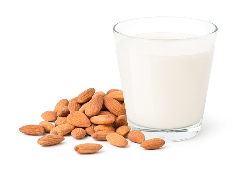 Mandelmilch im Geschmackstest Mandelmilch hat einen beliebten, aber leichten Marzipan-Geschmack. Kein Wunder: Aus der Nuss wird Marzipan ja auch hergestellt.