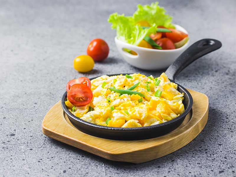Proteinreiches Frühstück zum Abnehmen: Rührei Du willst abnehmen aber nicht aufs Frühstücken verzichten? Dafür gibt es ein optimales Breakfast zum Fettabbau mit viel Eiweiß, z. B. Rührei.
