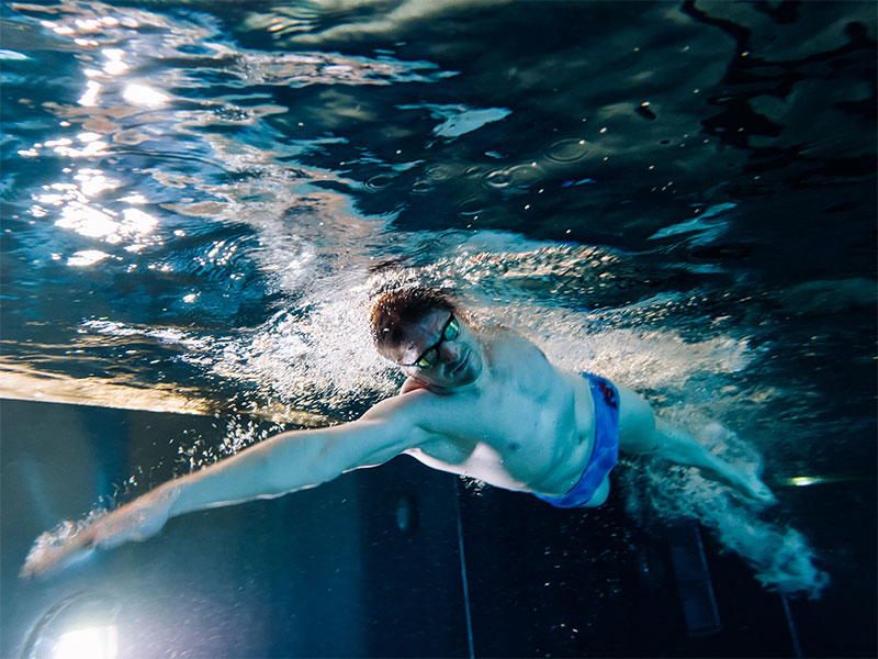 Welcher Schwimmstil ist der gesündeste? Kraulschwimmen Kraulen ist der schnellste Schwimmstil. Darum verbrennst du dabei am meisten Kalorien. Die Kraft kommt vor allem aus den Armen