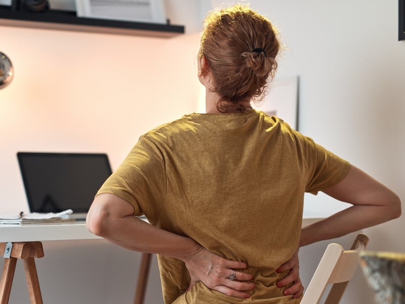 Tipps für Home Office & Büro: Gymnastikball statt Stuhl Das Sitzen auf einem Gymnastikball stärkt deine Rücken- und Bauchmuskeln. Außerdem veränderst du automatisch immer wieder leicht deine Position.