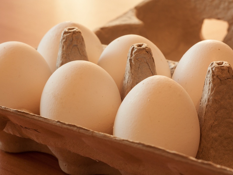 Viele Proteine findest du unter anderem in Eiern.